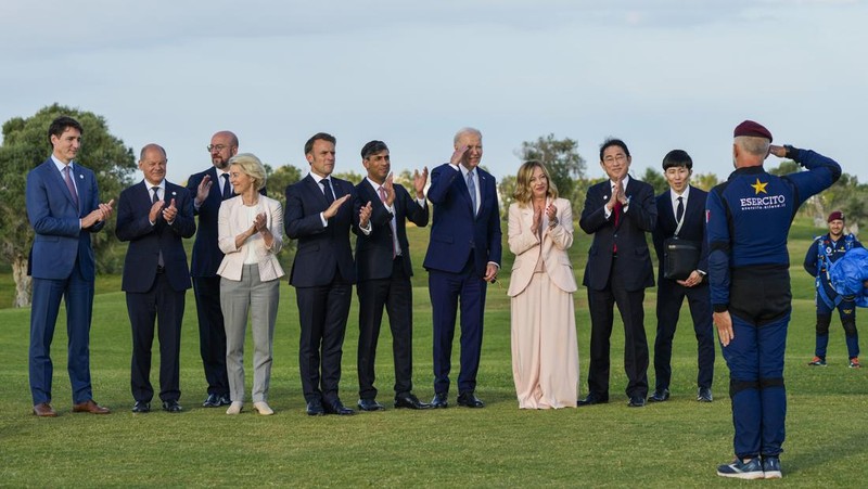 Dari kanan, Presiden AS Joe Biden, Presiden Prancis Emmanuel Macron, Presiden Komisi Eropa Ursula von der Leyen, Perdana Menteri Kanada Justin Trudeau, Perdana Menteri Jepang Fumio Kishida, Kanselir Jerman Olaf Scholz, Perdana Menteri Inggris Rishi Sunak, Perdana Menteri Italia Giorgia Meloni dan Presiden Dewan Eropa Charles Michel menonton demo terjun payung saat KTT para pemimpin dunia G7 di Borgo Egnazia, Italia, Kamis, 13 Juni 2024. Para pemimpin Kelompok Tujuh negara-negara industri terkemuka mengalihkan perhatian mereka pada migrasi pada hari kedua KTT mereka Jumat. (AP Photo/Domenico Stinellis, File)