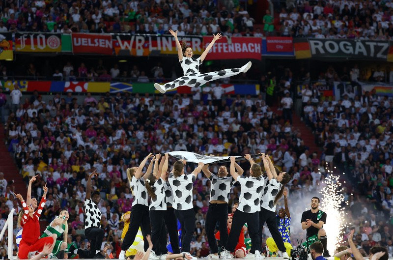 Penari tampil saat upacara pembukaan jelang laga Grup A antara Jerman melawan Skotlandia pada turnamen sepak bola Euro 2024 di Munich, Jerman, Jumat, 14 Juni 2024. Penari tampil saat upacara pembukaan jelang laga Grup A antara Jerman melawan Skotlandia pada turnamen sepak bola Euro 2024 di Munich, Jerman, Jumat, 14 Juni 2024. (AP Photo/Sergei Grits)