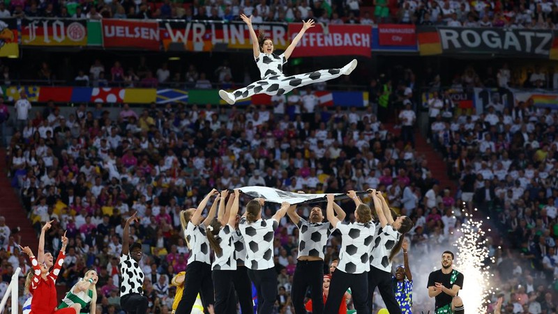 Penari tampil saat upacara pembukaan jelang laga Grup A antara Jerman melawan Skotlandia pada turnamen sepak bola Euro 2024 di Munich, Jerman, Jumat, 14 Juni 2024. (AP Photo/Sergei Grits)