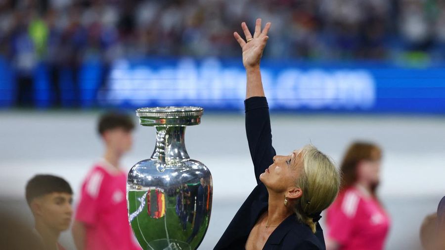 Heidi Beckenbauer, istri mantan pemain Jerman Franz Beckenbauer bersama Piala Kejuaraan Eropa sebelum pertandingan. (REUTERS/Kai Pfaffenbach)