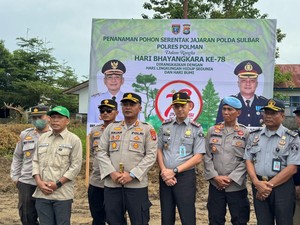 HUT Bhayangkara Ke-78, Polres-Kantor Imigrasi Polewali Mandar Tanam Pohon