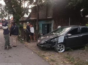 Hindari Pemotor Belok Mendadak, Sedan Tabrak Pohon di Jalan Jogja-Solo