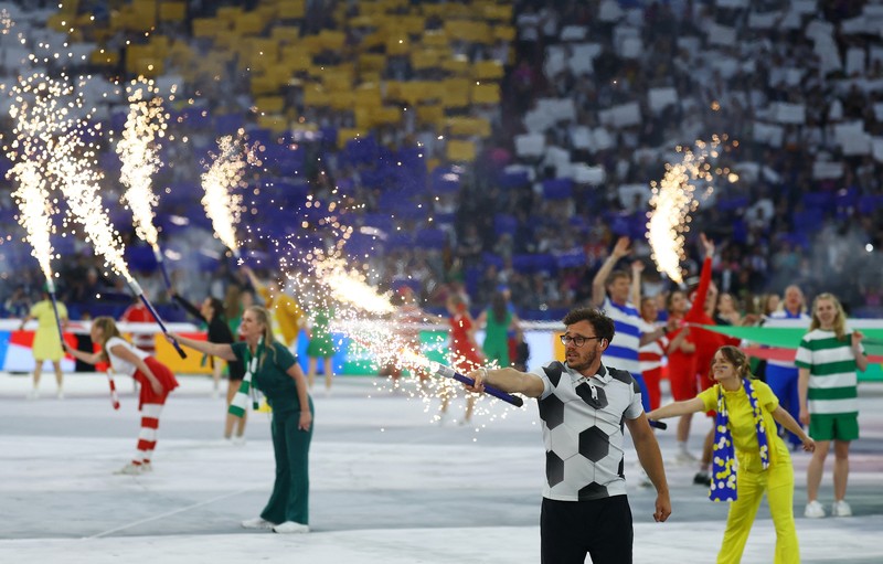 Penari tampil saat upacara pembukaan jelang laga Grup A antara Jerman melawan Skotlandia pada turnamen sepak bola Euro 2024 di Munich, Jerman, Jumat, 14 Juni 2024. Penari tampil saat upacara pembukaan jelang laga Grup A antara Jerman melawan Skotlandia pada turnamen sepak bola Euro 2024 di Munich, Jerman, Jumat, 14 Juni 2024. (AP Photo/Sergei Grits)