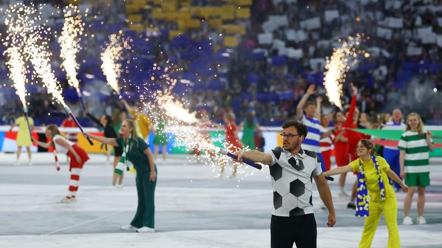 Penari tampil saat upacara pembukaan jelang laga Grup A antara Jerman melawan Skotlandia pada turnamen sepak bola Euro 2024 di Munich, Jerman, Jumat, 14 Juni 2024. (AP Photo/Sergei Grits)
