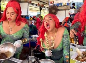 Nyentrik! Penjual Tiram Cosplay Jadi Ariel Putri Duyung yang Seksi