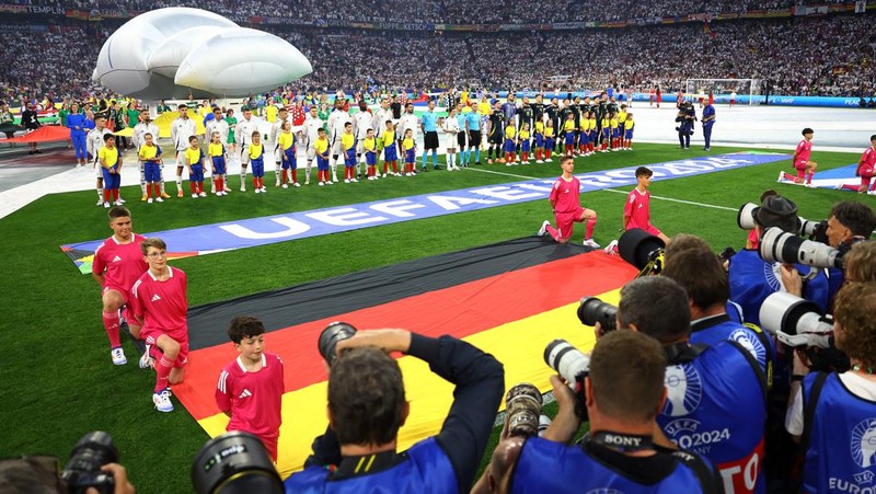 Penari tampil saat upacara pembukaan jelang laga Grup A antara Jerman melawan Skotlandia pada turnamen sepak bola Euro 2024 di Munich, Jerman, Jumat, 14 Juni 2024. (AP Photo/Sergei Grits)
