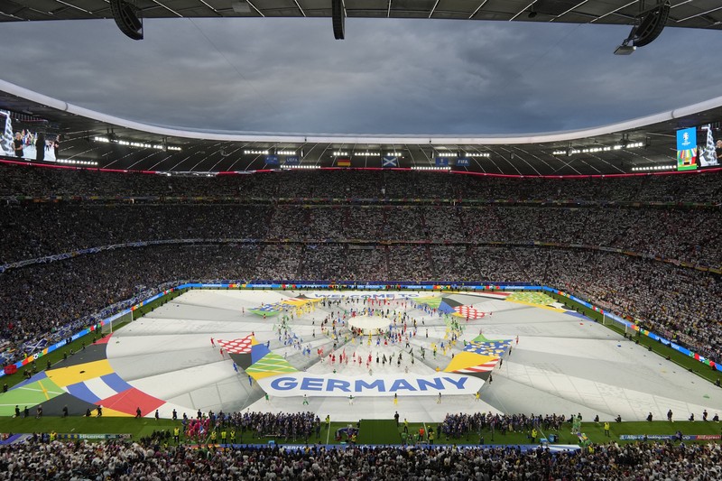 Penari tampil saat upacara pembukaan jelang laga Grup A antara Jerman melawan Skotlandia pada turnamen sepak bola Euro 2024 di Munich, Jerman, Jumat, 14 Juni 2024. Penari tampil saat upacara pembukaan jelang laga Grup A antara Jerman melawan Skotlandia pada turnamen sepak bola Euro 2024 di Munich, Jerman, Jumat, 14 Juni 2024. (AP Photo/Sergei Grits)