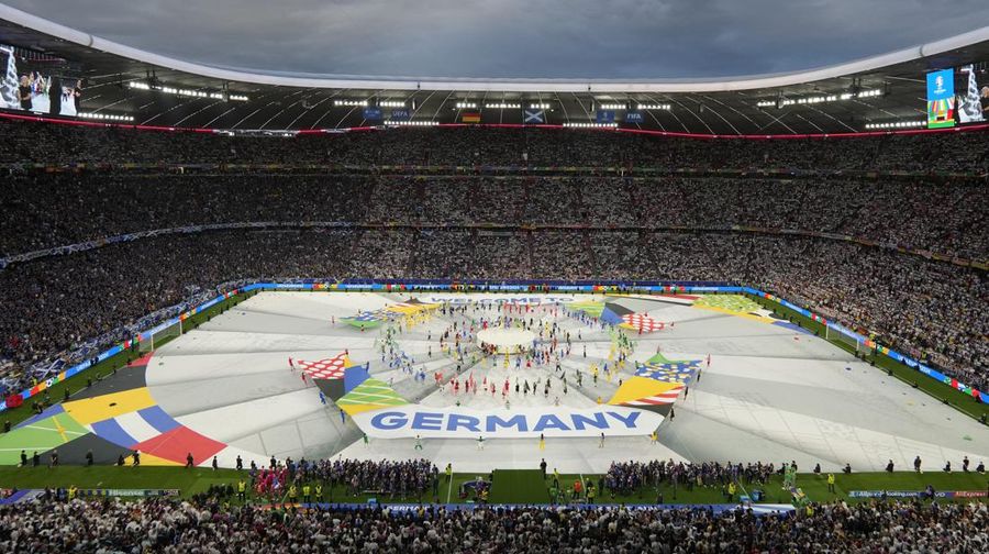 Penari tampil saat upacara pembukaan jelang laga Grup A antara Jerman melawan Skotlandia pada turnamen sepak bola Euro 2024 di Munich, Jerman, Jumat, 14 Juni 2024. Penari tampil saat upacara pembukaan jelang laga Grup A antara Jerman melawan Skotlandia pada turnamen sepak bola Euro 2024 di Munich, Jerman, Jumat, 14 Juni 2024. (AP Photo/Sergei Grits)