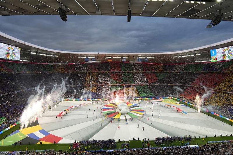 Penari tampil saat upacara pembukaan jelang laga Grup A antara Jerman melawan Skotlandia pada turnamen sepak bola Euro 2024 di Munich, Jerman, Jumat, 14 Juni 2024. (AP Photo/Sergei Grits)