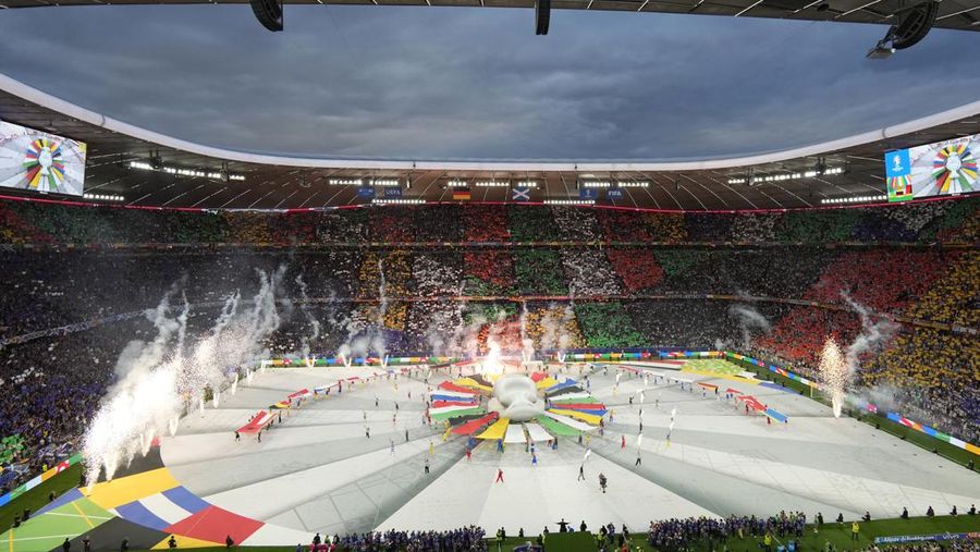 Penari tampil saat upacara pembukaan jelang laga Grup A antara Jerman melawan Skotlandia pada turnamen sepak bola Euro 2024 di Munich, Jerman, Jumat, 14 Juni 2024. (AP Photo/Sergei Grits)