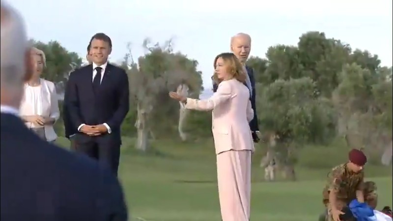 Dari kanan, Presiden AS Joe Biden, Presiden Prancis Emmanuel Macron, Presiden Komisi Eropa Ursula von der Leyen, Perdana Menteri Kanada Justin Trudeau, Perdana Menteri Jepang Fumio Kishida, Kanselir Jerman Olaf Scholz, Perdana Menteri Inggris Rishi Sunak, Perdana Menteri Italia Giorgia Meloni dan Presiden Dewan Eropa Charles Michel menonton demo terjun payung saat KTT para pemimpin dunia G7 di Borgo Egnazia, Italia, Kamis, 13 Juni 2024. Dari kanan, Presiden AS Joe Biden, Presiden Prancis Emmanuel Macron, Presiden Komisi Eropa Ursula von der Leyen, Perdana Menteri Kanada Justin Trudeau, Perdana Menteri Jepang Fumio Kishida, Kanselir Jerman Olaf Scholz, Perdana Menteri Inggris Rishi Sunak, Perdana Menteri Italia Giorgia Meloni dan Presiden Dewan Eropa Charles Michel menonton demo terjun payung saat KTT para pemimpin dunia G7 di Borgo Egnazia, Italia, Kamis, 13 Juni 2024. Para pemimpin Kelompok Tujuh negara-negara industri terkemuka mengalihkan perhatian mereka pada migrasi pada hari kedua KTT mereka Jumat. (AP Photo/Domenico Stinellis, File)