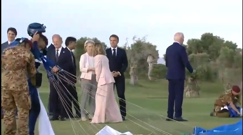 Dari kanan, Presiden AS Joe Biden, Presiden Prancis Emmanuel Macron, Presiden Komisi Eropa Ursula von der Leyen, Perdana Menteri Kanada Justin Trudeau, Perdana Menteri Jepang Fumio Kishida, Kanselir Jerman Olaf Scholz, Perdana Menteri Inggris Rishi Sunak, Perdana Menteri Italia Giorgia Meloni dan Presiden Dewan Eropa Charles Michel menonton demo terjun payung saat KTT para pemimpin dunia G7 di Borgo Egnazia, Italia, Kamis, 13 Juni 2024. Para pemimpin Kelompok Tujuh negara-negara industri terkemuka mengalihkan perhatian mereka pada migrasi pada hari kedua KTT mereka Jumat. (AP Photo/Domenico Stinellis, File)