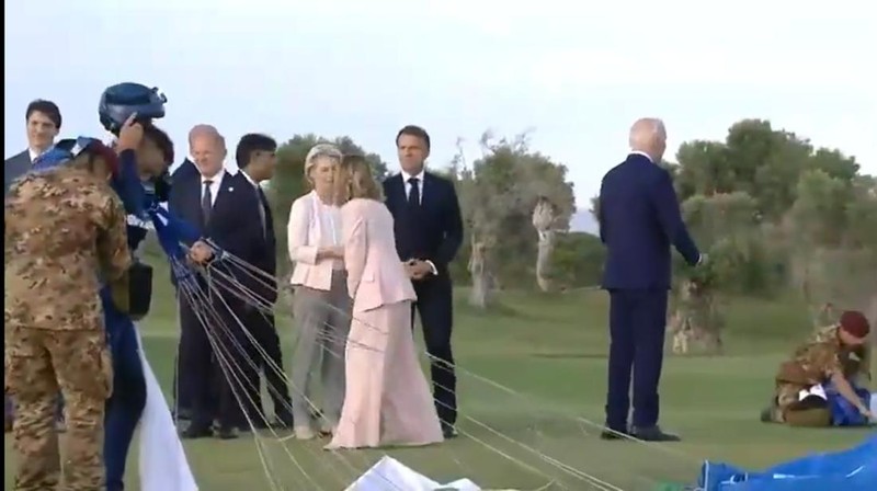 Dari kanan, Presiden AS Joe Biden, Presiden Prancis Emmanuel Macron, Presiden Komisi Eropa Ursula von der Leyen, Perdana Menteri Kanada Justin Trudeau, Perdana Menteri Jepang Fumio Kishida, Kanselir Jerman Olaf Scholz, Perdana Menteri Inggris Rishi Sunak, Perdana Menteri Italia Giorgia Meloni dan Presiden Dewan Eropa Charles Michel menonton demo terjun payung saat KTT para pemimpin dunia G7 di Borgo Egnazia, Italia, Kamis, 13 Juni 2024. Para pemimpin Kelompok Tujuh negara-negara industri terkemuka mengalihkan perhatian mereka pada migrasi pada hari kedua KTT mereka Jumat. (AP Photo/Domenico Stinellis, File)