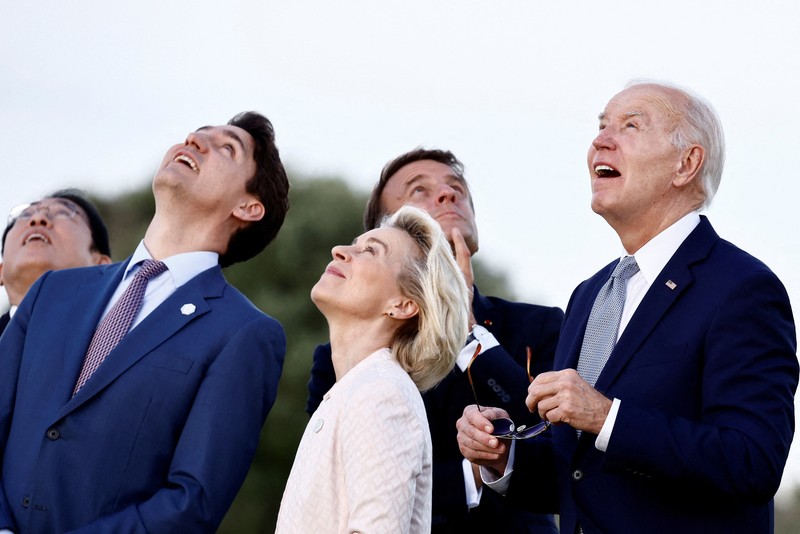 Dari kanan, Presiden AS Joe Biden, Presiden Prancis Emmanuel Macron, Presiden Komisi Eropa Ursula von der Leyen, Perdana Menteri Kanada Justin Trudeau, Perdana Menteri Jepang Fumio Kishida, Kanselir Jerman Olaf Scholz, Perdana Menteri Inggris Rishi Sunak, Perdana Menteri Italia Giorgia Meloni dan Presiden Dewan Eropa Charles Michel menonton demo terjun payung saat KTT para pemimpin dunia G7 di Borgo Egnazia, Italia, Kamis, 13 Juni 2024. Para pemimpin Kelompok Tujuh negara-negara industri terkemuka mengalihkan perhatian mereka pada migrasi pada hari kedua KTT mereka Jumat. (AP Photo/Domenico Stinellis, File)