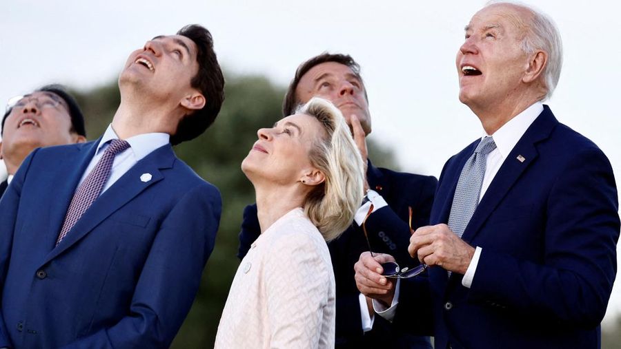 Presiden AS Joe Biden, Perdana Menteri Kanada Justin Trudeau, Presiden Prancis Emmanuel Macron, Perdana Menteri Jepang Fumio Kishida, dan Presiden Komisi Eropa Ursula von der Leyen menyaksikan demonstrasi terjun payung pada hari pertama KTT G7, di Savelletri, Italia , 13 Juni 2024. Presiden AS Joe Biden, Perdana Menteri Kanada Justin Trudeau, Presiden Prancis Emmanuel Macron, Perdana Menteri Jepang Fumio Kishida, dan Presiden Komisi Eropa Ursula von der Leyen menyaksikan demonstrasi terjun payung pada hari pertama KTT G7, di Savelletri, Italia , 13 Juni 2024. (REUTERS/Yara Nardi)