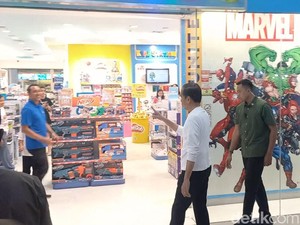 Diajak Ngemal Jokowi di Solo, Anak Kedua Gibran Beli Mainan HT