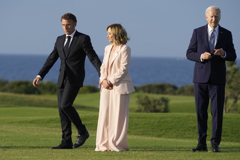 Dari kanan, Presiden AS Joe Biden, Presiden Prancis Emmanuel Macron, Presiden Komisi Eropa Ursula von der Leyen, Perdana Menteri Kanada Justin Trudeau, Perdana Menteri Jepang Fumio Kishida, Kanselir Jerman Olaf Scholz, Perdana Menteri Inggris Rishi Sunak, Perdana Menteri Italia Giorgia Meloni dan Presiden Dewan Eropa Charles Michel menonton demo terjun payung saat KTT para pemimpin dunia G7 di Borgo Egnazia, Italia, Kamis, 13 Juni 2024. Dari kanan, Presiden AS Joe Biden, Presiden Prancis Emmanuel Macron, Presiden Komisi Eropa Ursula von der Leyen, Perdana Menteri Kanada Justin Trudeau, Perdana Menteri Jepang Fumio Kishida, Kanselir Jerman Olaf Scholz, Perdana Menteri Inggris Rishi Sunak, Perdana Menteri Italia Giorgia Meloni dan Presiden Dewan Eropa Charles Michel menonton demo terjun payung saat KTT para pemimpin dunia G7 di Borgo Egnazia, Italia, Kamis, 13 Juni 2024. Para pemimpin Kelompok Tujuh negara-negara industri terkemuka mengalihkan perhatian mereka pada migrasi pada hari kedua KTT mereka Jumat. (AP Photo/Domenico Stinellis, File)