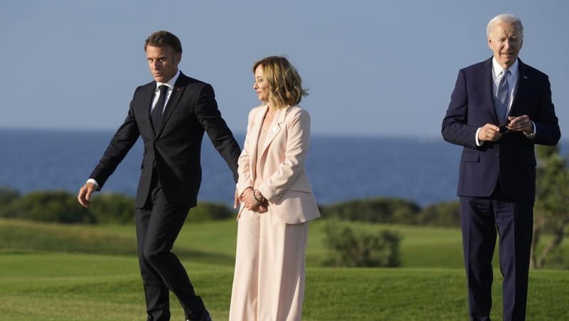 Dari kanan, Presiden AS Joe Biden, Presiden Prancis Emmanuel Macron, Presiden Komisi Eropa Ursula von der Leyen, Perdana Menteri Kanada Justin Trudeau, Perdana Menteri Jepang Fumio Kishida, Kanselir Jerman Olaf Scholz, Perdana Menteri Inggris Rishi Sunak, Perdana Menteri Italia Giorgia Meloni dan Presiden Dewan Eropa Charles Michel menonton demo terjun payung saat KTT para pemimpin dunia G7 di Borgo Egnazia, Italia, Kamis, 13 Juni 2024. Para pemimpin Kelompok Tujuh negara-negara industri terkemuka mengalihkan perhatian mereka pada migrasi pada hari kedua KTT mereka Jumat. (AP Photo/Domenico Stinellis, File)