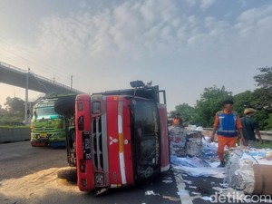 Truk Bawa Barang Bekas Terguling di Jalan Tol Purbaleunyi Cimahi