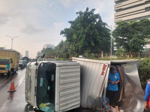 Truk Terguling di Tol JORR Pasar Minggu-Fatmawati