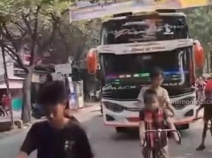 Detik-detik Bocah Terlindas Bus saat Ikut Iring-iringan Telolet di Tangerang
