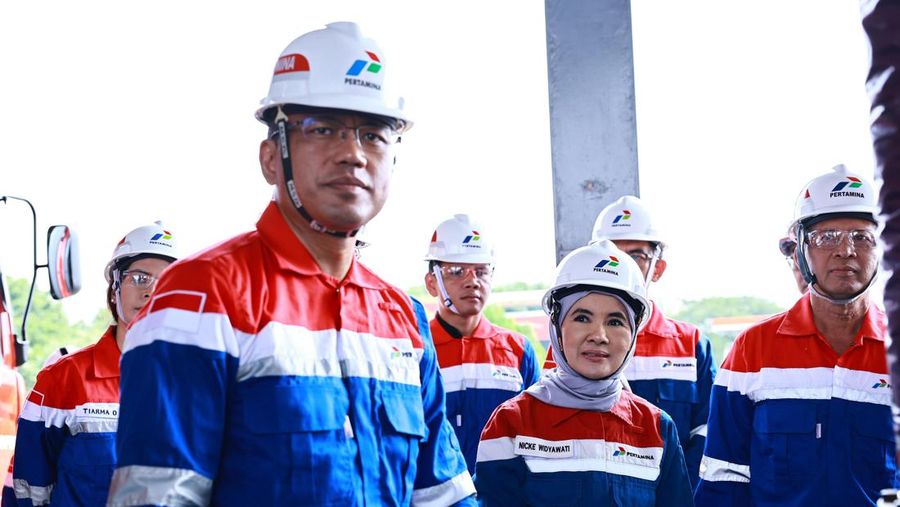 Direktur Utama Pertamina Nicke Widyawati men Pertamina Integrated Enterprise Data and Center Command (PIEDCC) di Grha Pertamina untuk memastikan kelancaran pasokan energi selama libur Iduladha 2024. Dok: Pertamina