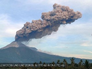 Gunung Lewotobi Kembali Meletus, Warga Diminta Waspadai Hujan Abu