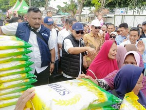 Mendag Zulhas Bagikan Beras Bulog Subsidi Gratis ke Warga di Lampung