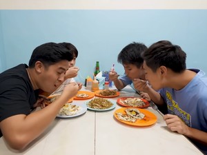 Cicip Nasi Telor Pontianak, Orang Jepang Ini Kaget Harganya Murah