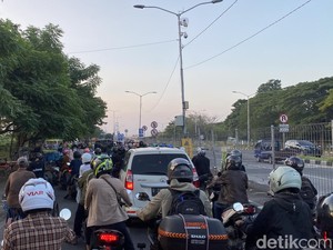 Toron! Warga Madura Padati Jembatan Suramadu di H-1 Idul Adha 2024