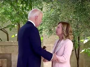 Joe Biden Kembalikan Hadiah Pemimpin Dunia, Kecuali Manset dari PM Italia
