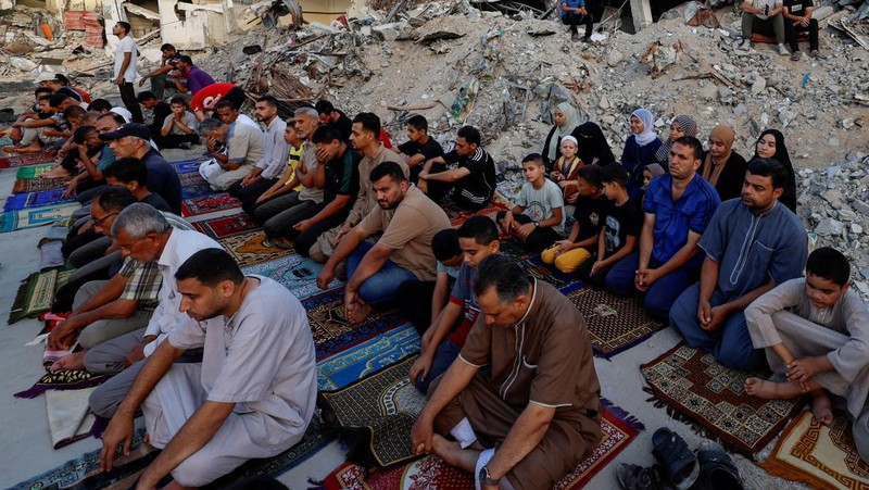 Palestinians pray on the first day of the Muslim holiday of Eid al-Adha on the Al-Aqsa compound, also known to Jews as the Temple Mount, in Jerusalem's Old City June 16, 2024. REUTERS/Ammar Awad