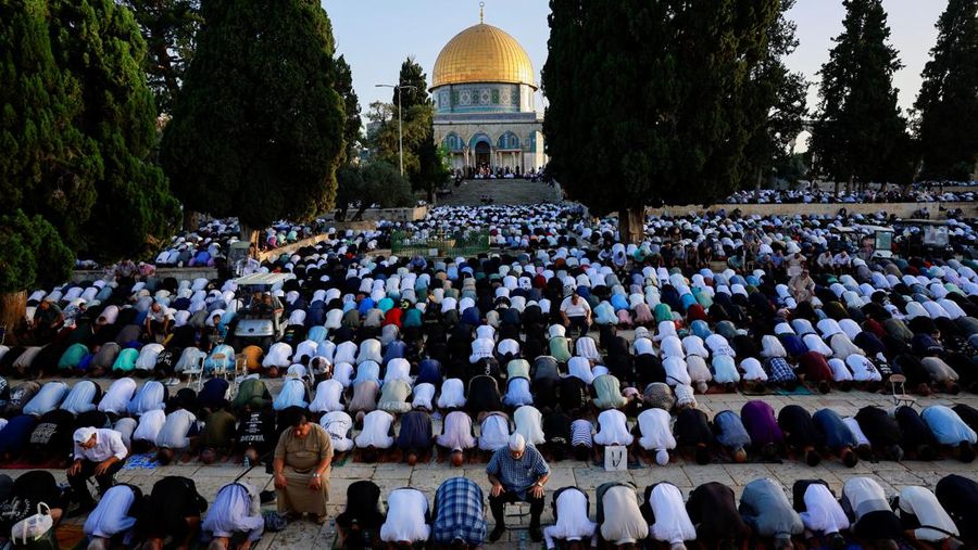 Palestinians pray on the first day of the Muslim holiday of Eid al-Adha on the Al-Aqsa compound, also known to Jews as the Temple Mount, in Jerusalem's Old City June 16, 2024. REUTERS/Ammar Awad