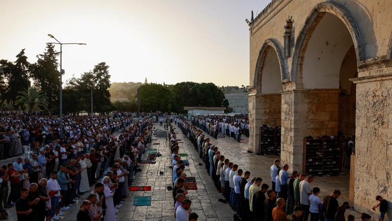 Palestinians pray on the first day of the Muslim holiday of Eid al-Adha on the Al-Aqsa compound, also known to Jews as the Temple Mount, in Jerusalem's Old City June 16, 2024. REUTERS/Ammar Awad