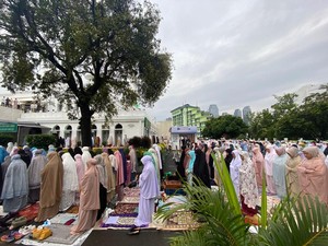 Suasana Khusyuk Salat Idul Adha di Masjid Al-Azhar Jaksel