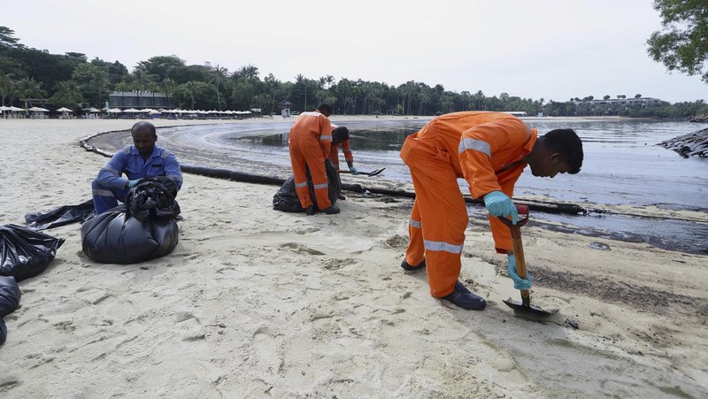 A general view of oil spill along Sentosa's Tanjong Beach area in Singapore, Sunday, June 16, 2024. (AP Photo/Suhaimi Abdullah)