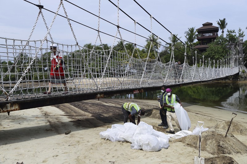 Singapore Oil Spill A general view of oil spill along Sentosa's Tanjong Beach area in Singapore, Sunday, June 16, 2024. (AP Photo/Suhaimi Abdullah)