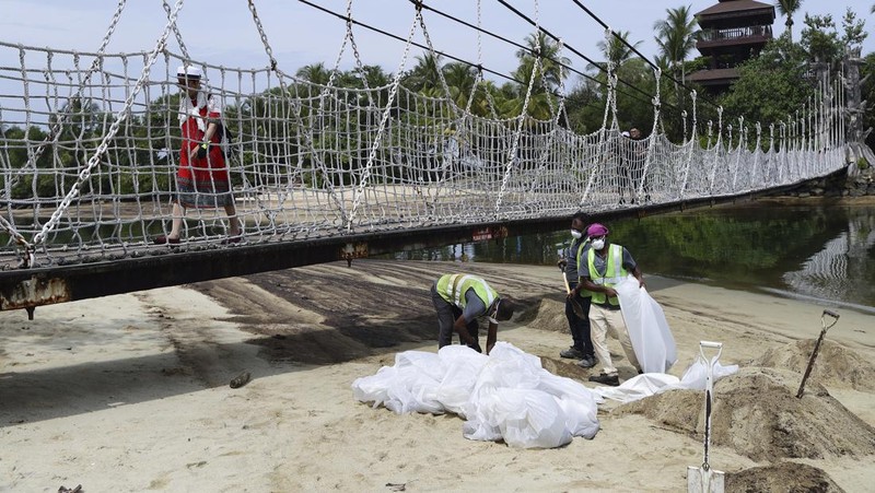 A general view of oil spill along Sentosa's Tanjong Beach area in Singapore, Sunday, June 16, 2024. (AP Photo/Suhaimi Abdullah)