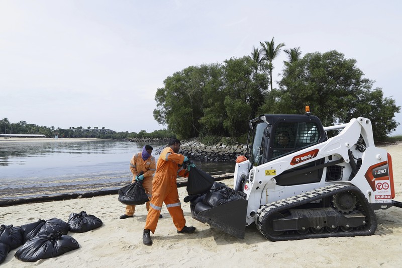 Singapore Oil Spill A general view of oil spill along Sentosa's Tanjong Beach area in Singapore, Sunday, June 16, 2024. (AP Photo/Suhaimi Abdullah)