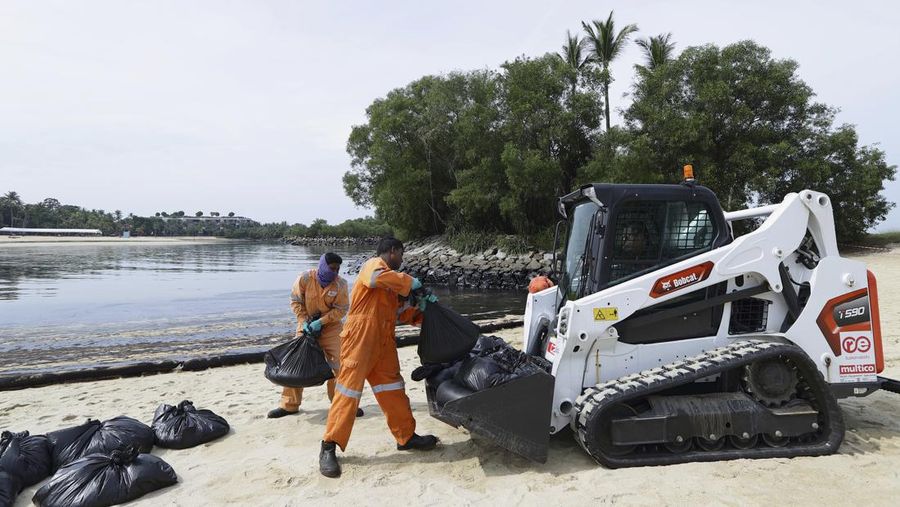 A general view of oil spill along Sentosa's Tanjong Beach area in Singapore, Sunday, June 16, 2024. (AP Photo/Suhaimi Abdullah)