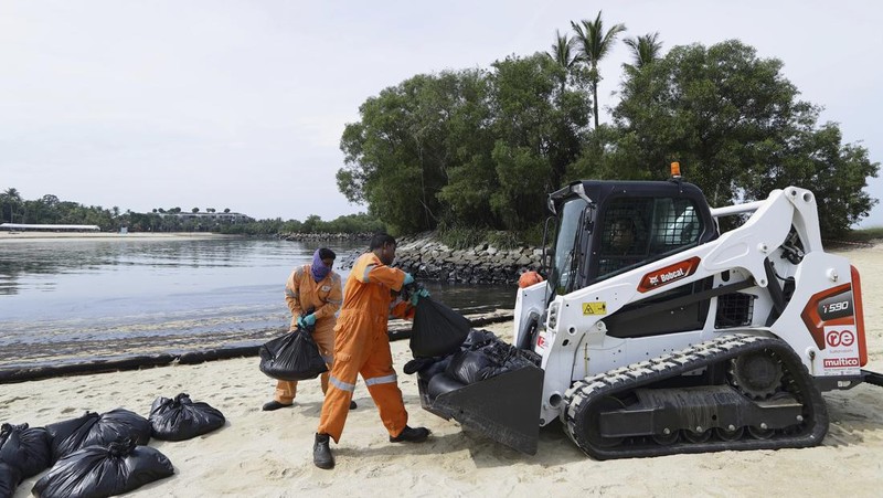 A general view of oil spill along Sentosa's Tanjong Beach area in Singapore, Sunday, June 16, 2024. (AP Photo/Suhaimi Abdullah)
