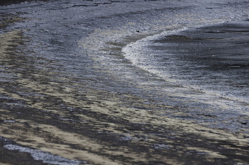 Singapore Oil Spill A general view of oil spill along Sentosa's Tanjong Beach area in Singapore, Sunday, June 16, 2024. (AP Photo/Suhaimi Abdullah)
