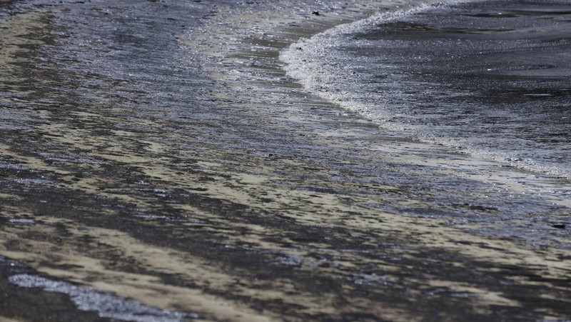 A general view of oil spill along Sentosa's Tanjong Beach area in Singapore, Sunday, June 16, 2024. (AP Photo/Suhaimi Abdullah)