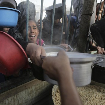 Idul Adha Tanpa Daging Kurban, Warga Gaza Berebut Antri Makanan