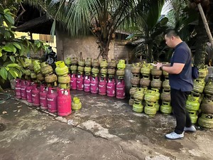 Gerak Aparat Tutup Gudang Pengoplos LPG di Bali