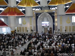 Pj Gubernur Sulsel Zudan Arif Salat Idul Adha di Masjid Kubah 99 Makassar