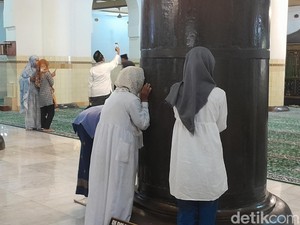 Jemaah Salat Idul Adha di Masjid Agung Demak Kelilingi-Cium Soko Guru