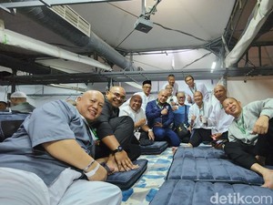Menikmati Sofa Pijat hingga Pop Mi Saat Mabit di Kota Berjuta Tenda