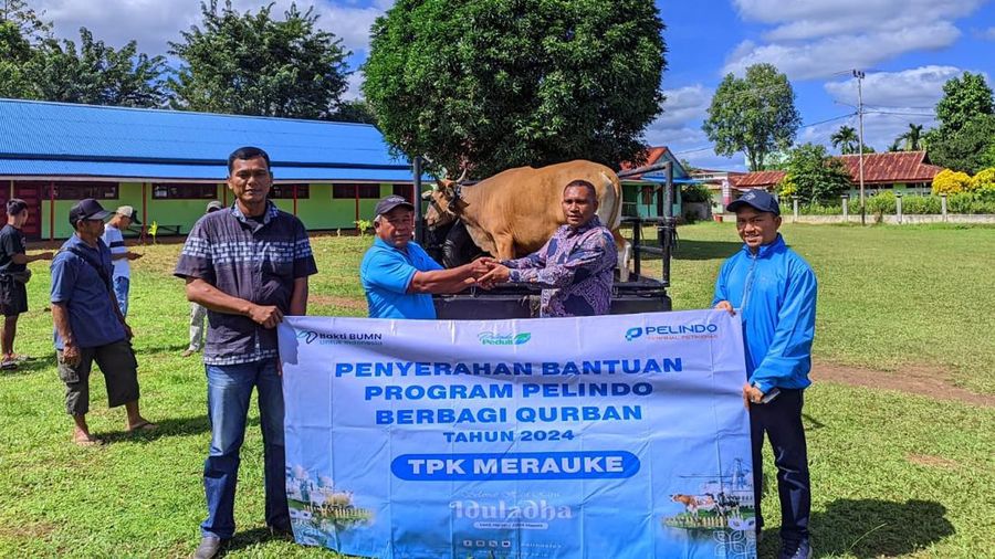 Penyerahan hewan kurban di TPK Merauke.