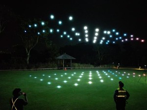 Keren! Warna-warni Drone Terbang Hiasi Langit Padalarang